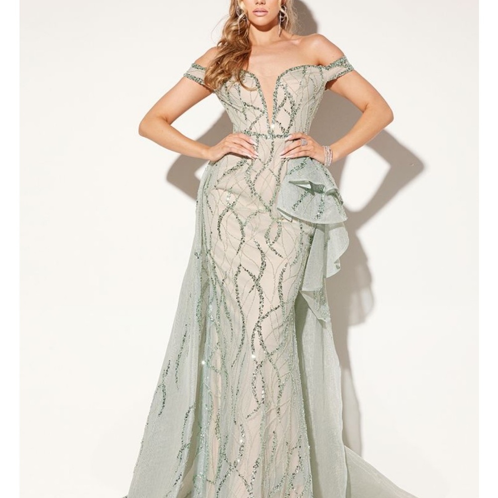 Lucci Lu Elegant Off-Shoulder Green Evening Gown With Detachable Train